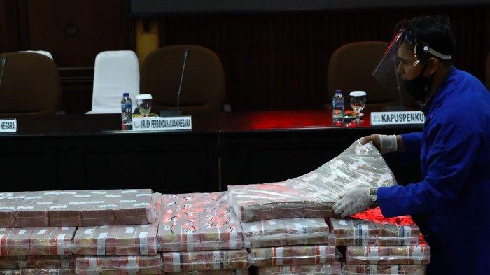 Petugas kejaksaan menata barang bukti berupa uang sitaan hasil korupsi di gedung Kejaksaan Agung (Kejagung), Jakarta, Selasa (7/7/2020). 


