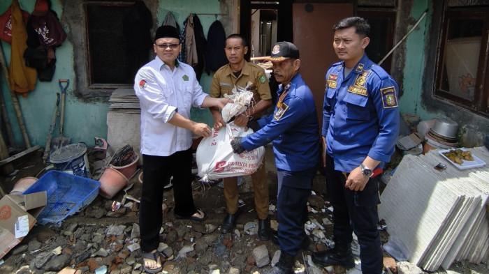 Heboh Ular Piton 5 Meter Sembunyi di Bawah Lantai Rumah Warga, Butuh 1 Jam untuk Dievakuasi