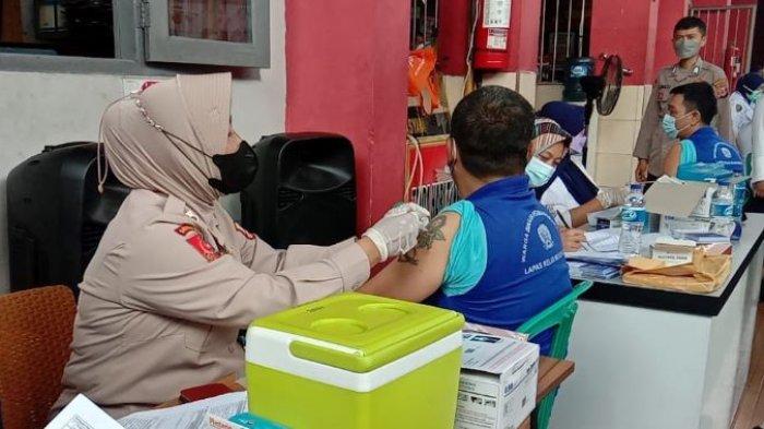 Sosok Berbadan Besar Ini Pejamkan Mata Saat Jarum Suntik Menusuk Lengannya yang Bertato di Lapas