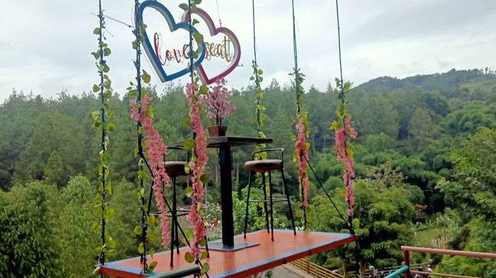 Wahana Love Seat di Dago Dreampark