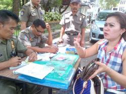 Wanita Ini Sempat Marah, Akhirnya Ya Bayar Denda Juga Rp 250 Ribu