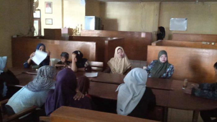 Dana PKH Diduga Disalahgunakan Oknum Puskesos, Warga Protes ke Kantor Desa Jelegong