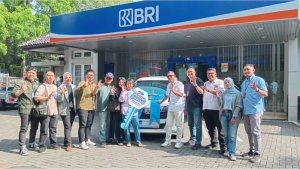 1-Penyerahan-grand-prize-mobil-Calya-oleh-Branch-O.jpg