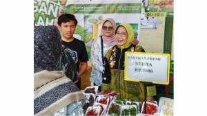 1Gerakan-Pangan-Murah-Tati-Supriati-Irwan-Hadir-di-Tengah-Warga-Desa-Situwangi-KBB.jpg