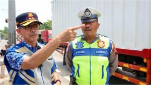 1Pemprov-Jateng-polisi-Atur-Lalu-Lintas-di-Titik-Banjir-Jalur-Demak-Semarang-Mulai-Terurai.jpg
