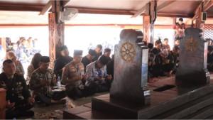 1Sambut-Hari-Jadi-ke-498-Kabupaten-Indramayu-Kapolres-dan-Forkopimda-Tabur-Bunga.jpg