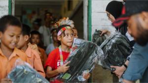 1Untuk-Anak-Indonesia-di-Pelosok-EIGER-Kirim-Ribuan-Tas-Sekolah-dari-Mentawai-sampai-Halmahera.jpg