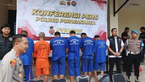 AKBP-I-Dewa-Putu-Gede-Anom-Danujaya-menunjukkan-pelaku-pencurian.jpg