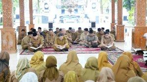 ASN-Pemkab-Purwakarta-sedang-tadarus-Al-Quran-pada-bulan-Ramadan-1446-H.jpg