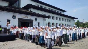 ASN-Pemprov-Jabar-serentak-menggunakan-sarung-tenun-Majalaya-untuk-memecahkan-rekor-MURI.jpg