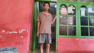 Aceng-saat-menunjukan-rumahnya-yang-terendam-banji.jpg