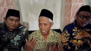 Ahmad-Zuhdi-tengah-guru-Madin-yang-didenda-Rp-25-juta.jpg