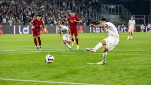 Aksi-Kevin-Diks-ketika-menjadi-eksekutor-penalti-Borussia-Monchengladbach.jpg