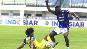 jabar/Aksi-gelandang-Persib-Bandung-Levy-Madinda-Barito-Putera-GBLA.jpg