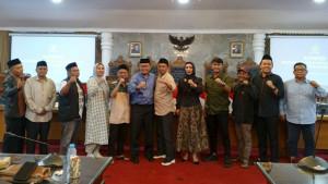 Aktivis-Aliansi-Masyarakat-Kota-Sukabumi-menyampaikan-aspirasinya.jpg