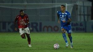 Alberto-Rodriguez-bek-Persib-Bandung-saat-bermain-imbang-1-1-lawan-Bali-United.jpg
