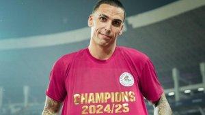 Alberto-Rodriguez-memperlihatkan-kaos-bertuliskan-juara.jpg