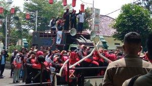 Aliansi-Buruh-Purwakarta-menggelar-aksi-yang-bertujuan.jpg