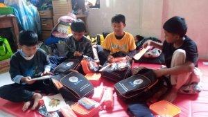 Anak-SD-korban-banjir-menerima-bantuan-alat-sekolah-dari-BPBD-Kota-Sukabumi.jpg