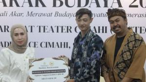 Anggota-DPR-RI-Melly-Goeslaw-memberikan-apresiasi-terhadap-Masyarakat-Teater-Cimahi.jpg