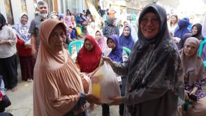 Anggota-DPRD-Jawa-Barat-Sri-Dewi-Anggraini-membagi-sembako-dengan-skema-tebus-murah.jpg