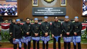 Anggota-Fraksi-Golkar-DPRD-Kota-Bandung-saat-mengikuti-rapat-paripurna.jpg