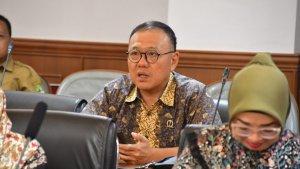 Anggota-Komisi-V-DPRD-Jabar-fraksi-Demokrat-Ronny-Hermawan-saat-melakukan-penyebaran-luasan.jpg