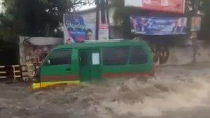 Angkot-Terseret-Banjir-Cimindi.jpg