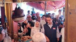 Anies-Baswedan-saat-melakukan-kunjungan-ke-Pasar-Induk-Cianjur-Kamis-2192023.jpg