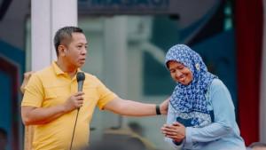 Aning-Widyaningsih-guru-SDN-Dawuan-Tengah-5-saat-menerima-hadiah-umrah.jpg