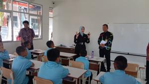 Atalia-Jadi-Guru-di-sekolah-rakyat-di-Cimahi.jpg