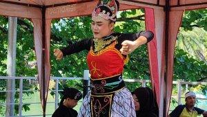 Atraksi-kesenian-tradisional-Tari-Jaipong-ditampilkan-di-Objek-Wisata-Green-Canyon.jpg