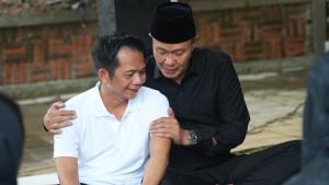 Ayep-Zaki-Melayat-ke-rumah-Duka-Bupati-Purwakarta-Om-Zain.jpg