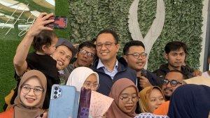 Bacapres-Anies-Baswedan-saat-melayani-foto-bersama-dalam-kunjungannya-ke-Cianjur.jpg