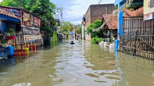 Banjir-merendam-pemukiman-warga-di-Kampung-Bojonga.jpg