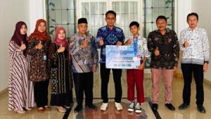 Baznas-Majalengka-dan-Pemkab-Majalengka-salurkan-bantuan-untuk-siswa-berprestasi.jpg