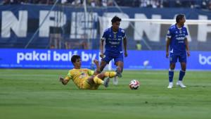Bek-PERSIB-Kakang-Rudianto-diadang.jpg