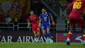 jabar/Bek-Persib-Bandung-Frans-Putros-menguasai-bola-saat-berhadapan-dengan-Selangor-FC.jpg