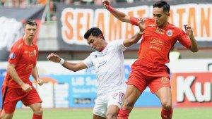 Bek-Persija-Jakarta-Rizky-Ridho-kanan-mengawal-pergerakan-penyerang-Arema-FC.jpg