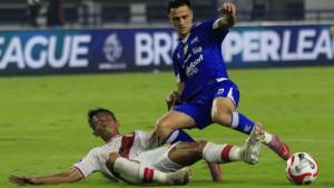 Bek-Persis-Solo-Eky-Taufik-bawah-saat-terlibat-bek-Persib-Bandung-Eliano-Reijnders.jpg