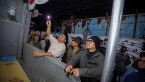 Bima-Arya-dan-Wali-Kota-Bandung-Muhammad-Farhan-saat-Siskamling-di-Kota-Bandung.jpg