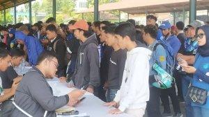 jabar/Bobotoh-antre-di-penukaran-tiket-121212.jpg