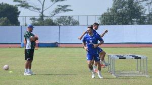 Bojan-Hodak-mengawasi-pemain-Persib-Bandung-1212321.jpg