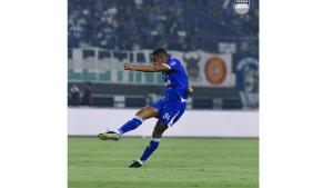 Bomber-Persib-Bandung-Uilliam-Barros-tendang-bola.jpg