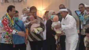 Budi-Gunadi-Sadikin-Dedi-Mulyadi-tengah-menggendong-bayi-kembar-siam-Nadia-dan-Nadira.jpg