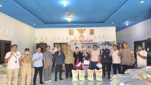 Bulog-Cirebon-sedang-memonitoring-penyaluran-bantuan.jpg