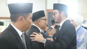 Bupati-Bandung-Barat-Jeje-Ritchie-Ismail-kanan-saat-menyalami-pejabat.jpg