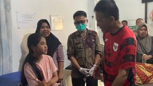 Bupati-Ciamis-Herdiat-Sunarya-saat-menjenguk-korban-keracunan-MBG.jpg