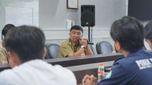 Bupati-Garut-Abdusy-Syakur-Amin-berdialog-dengan-ketua-BEM.jpg