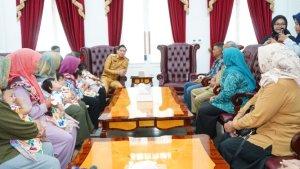 Bupati-Indramayu-Lucky-Hakim-saat-berbincang-dengan-orang-tua-bayi-kembar-lima.jpg